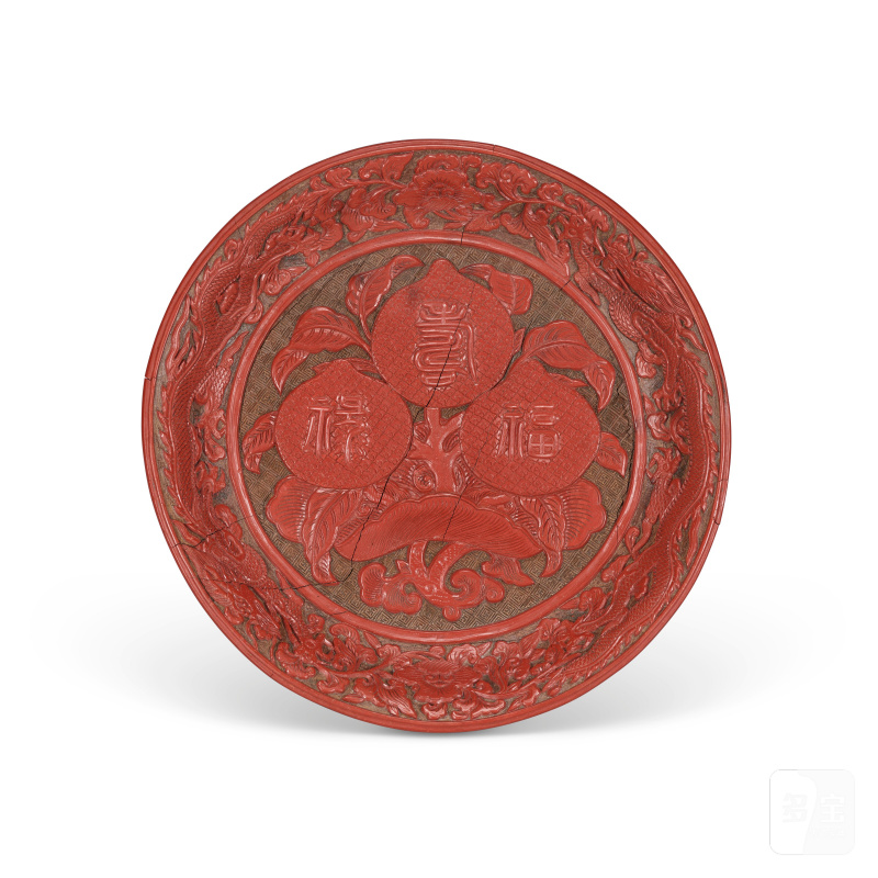 COUPE EN LAQUE ROUGE À DÉCOR DE PÊCHES  CHINE, DYNASTIE QING, MARQUE À SIX CARACTÈRES EN LIGNE VERTICALE ET ÉPOQUE JIAJING (1522-1566)